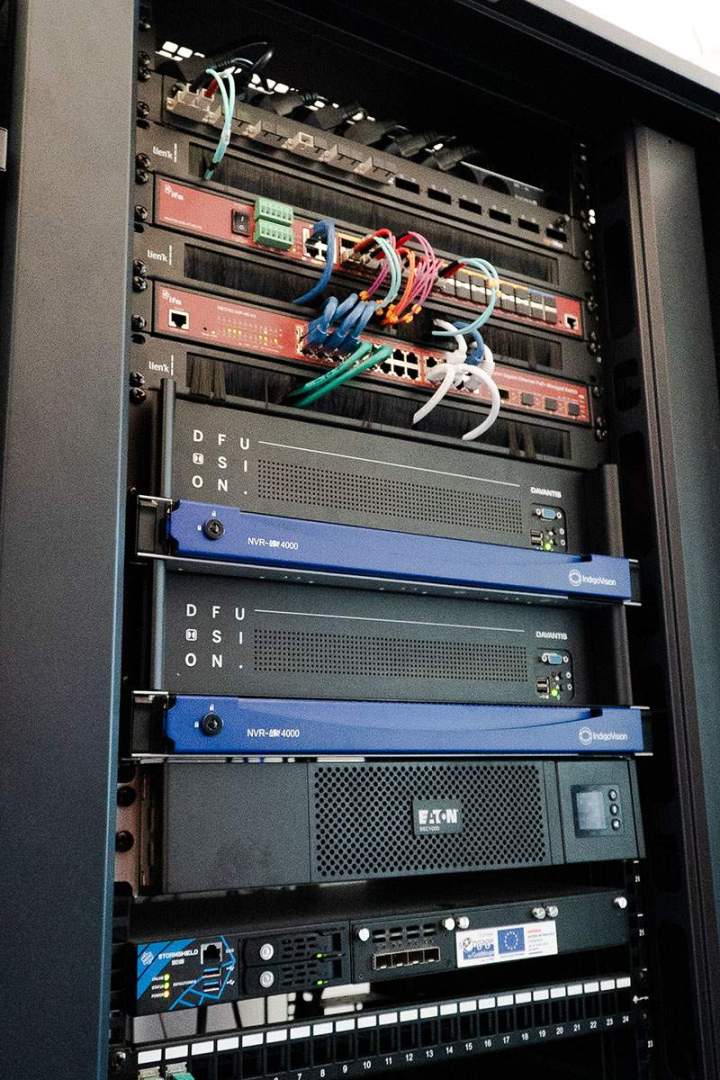 Une liaison efficace entre les équipements informatiques et les serveurs.